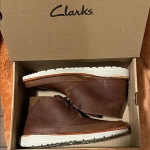 Clarks Men’s Brown Leather Chukka Boots with White Sole 8.5M